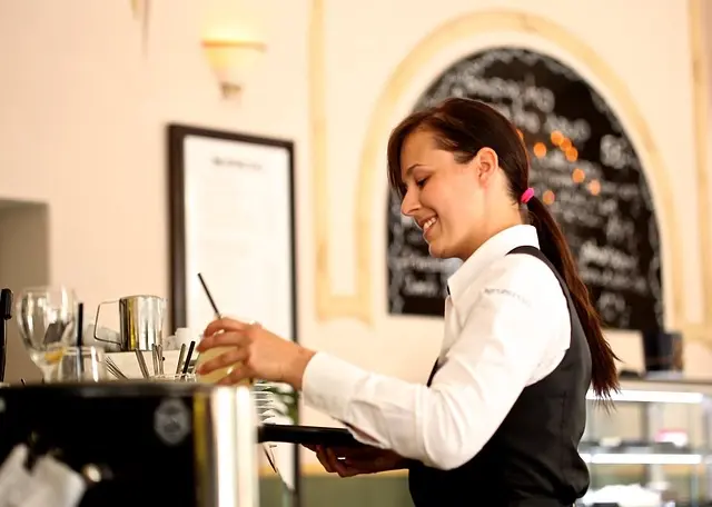 waitress-2376728_640 - Cursos de Gastronomía