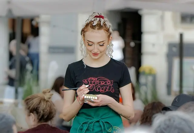 waitress-8010232_640 - Cursos de Gastronomía Mesera con los cilentes