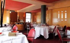 Restaurante de tercera clase (2 tenedores)