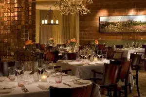 Restaurante de primera clase (4 tenedores)